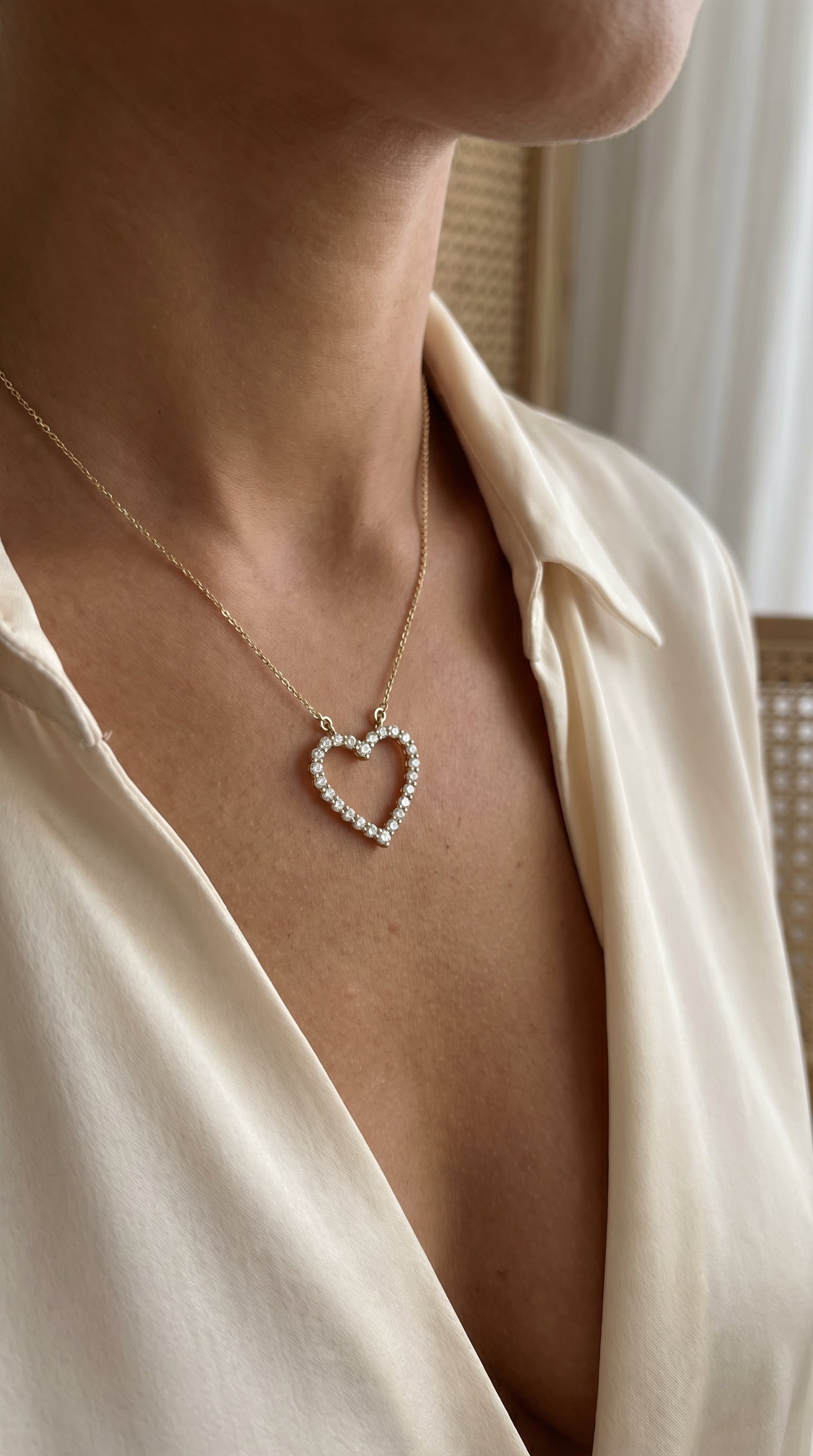 Classic Heart Shape Design Round Brilliant Diamond Pendant